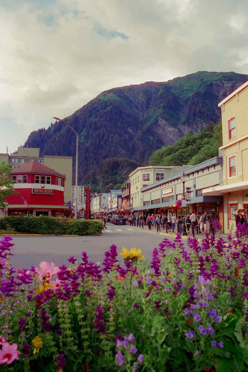 Wall Poster - Mountain Village in Alaska